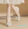Модельные туфли из овчины, высокие каблуки, свадебные женские тонкие качественные туфли со сверкающим кружевом и цветочным жемчугом на ремешке
