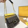 2024 bolsa de ombro nova bolsas de corrente dupla bolsas Crescent Bacs Mini Half Moonshouder Bolsa Nano Bolsas Bolsas Mulheres Cadeia Crossbody Totes quadradas letra