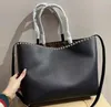 Axelväskor kvinnor shopping nitar bruna rockstuds tygväskor läder axel väska på ensidig riktig handväska