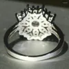 Anneaux de cluster Huitan Sparkling Fleur en forme de cristal Zircone cubique pour femmes Esthétique Accessoires féminins Fête de mariage Bijoux à la mode