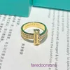 TIFANNISSM Wysokiej jakości projektanty pierścieni na sprzedaż t Family Diamond Ring Edition 18K Rose Gold Fashion Prosta para krzyżowa wszechstronna i kolor ma oryginalne pudełko