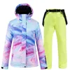 Traje de nieve colorido para mujer Ropa de snowboard Disfraces impermeables Chaqueta de esquí al aire libre Pantalones con correa Baberos Moda de invierno 240104