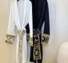 Nuova luce nera stampa oro tendenza abito da indossare giacca a vento palazzo moda casa lunga uomo donna giacca trench bianco 111