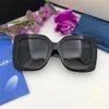Whole- 2019 Nouvelle mode femmes lunettes de soleil 5 couleurs cadre brillant cristal design carré grand cadre dame design UV400 lentille avec 225L