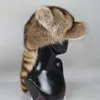 Caps New Women Natural Raccoon päls kepsar ushanka hatt för vinter tjock varm örat mode baseball pom pom hatt lady real tvättbjörn päls mössa