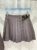 Zweiteiliges Kleid der Designermarke Miumius, Saison, neuer Brief, tausend Vögel, Gitter, Gürtelschnalle, kurze Jacke mit Reißverschluss, Faltenrock, Set KMQF