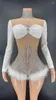 Stage Wear Nude Brillant Strass Cristal Blanc Manches Longues Plumes Sexy Bodys Pour Femmes Discothèque DJ Vêtements Chanteur Costume