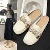 Chinelos Baotou para mulheres usar fora 2024 Versátil estilo de verão suave fada moda mule sapatos tendência