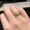 Luxurysのデザイナーは、女性のためのフルダイヤモンドの婚約指輪を鳴らしますファッションカップルジュエリーレターギフトパーティーゴールドとシルバーメッキロンバスUKHH