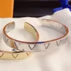 Braccialetti con ciondoli Designer Bangle Gioielli da sposa Regalo Lettera di marca Donna Cristallo di alta qualità Argento Bracciale placcato oro Bracciale in acciaio al titanio Gioielli di moda