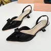 Elegant låg häl lyx design sandaler kvinnor strass utsmyckningar pekade tå tips slingbacks casual läder båge dekorationer fest klänning skor