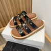 Designer de luxe Sandal Slippers Summer Womans Top Quality Leather 2024 Nouvelles chaussures de diapositives fille Fashion Flat Gladiator Black Brown Mule Outdoors Beach Lady Sliders