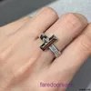 Tifanniss Rings Titanium Steel T Classic för kvinnor Ny Selling Light Cool Style Enkel och lyxig högkvalitativ stege Stone Cross Ring har originallåda