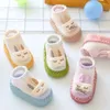 First Walkers Four Seasons General Korean Cartoon Niedliche mehrfarbige Baby-Bodensocken Weiche Füße 0-2 Jahre alte Jungen- und Mädchen-Kleinkindschuhe