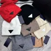 Marque de mode automne/hiver vente chaude Triangle Label chapeau en cachemire tricoté à la mode et chaud laine légère luxe haut de gamme sentiment