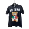 Mens T-Shirts Moschino Tasarımcı Yaz İtalyan Lüks Markalar Erkek ve Kadınlar Yuvarlak Boyun Kısa Kollu Moda Baskılı Gevşek Fit Pamuk Dış Çınlama Üst Gömlekleri Ty