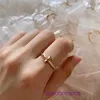 Tifannissm Ringe Online-Shop Großhandel V-Gold, hohe Version, mit Diamanten eingelegt, leichtes Luxusdesign in kühlem und stilvollem, minimalistischem Temperament. Mit Originalverpackung