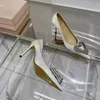 Chaussures de pompe de mode femmes talon haut luxe robe de créateur chaussure satin forme de coeur strass décoratif orteils pointus chaussures de mariage de fête classique