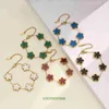 Bijoux de créateurs Van Nouvelle édition coréenne Minimaliste INS Bonne chance Bracelet d'herbe à quatre feuilles Femmes Couleur Préservation Titane avec boîte