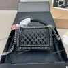 Women Designer Boy Bag Leather Grate Patent Leather مع Top Handle Honitting Decoration 19x12cm Hardware Metalware Stain 4 Colour