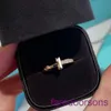 Top original Tifannissm Anillo para mujer tienda en línea Moda Edición estrecha Dedo índice en forma de T Forma pequeña Diseñador Luz Lujo Doble Puro Tener caja original