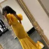 Eleganckie żółte satynowe sukienki na bal matrowe pióra z ramparki krótkie rękawy kochanie szczupłe sukienki wieczorne kobiety formalne okazje sukienki