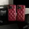 Custodie per telefoni di design iPhone 15 plus 13 12 14Promax 11 Promax 15Promax Pelle rossa di lusso Scritte in metallo per ragazzi e ragazze Scritte dorate per custodie antiurto per telefoni