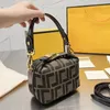 2024 bolsa de ombro nova bolsas de corrente dupla bolsas Crescent Bacs Mini Half Moonshouder Bolsa Nano Bolsas Bolsas Mulheres Cadeia Crossbody Totes quadradas letra