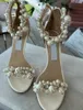 Top célèbre été femmes Maisel sandales chaussures nu noir blanc bride à la cheville pompes avec perle embellissement dame sexy talons hauts mariage de mariée