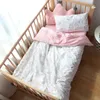 3 datorer Baby Crib Bedbling Set Cotton Bed Linens Boy Girl Cot Kit Inkludera Pillowcase Sheet Däcke Täck Barn Rumdekoration 240104