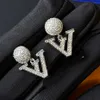 Womens Designer Luxury Earrings With Box Classic Style Jewelry Winter Boutique Presentförpackning Kvinnor örhängen designade för kvinnor Nya charmbrev örhängen