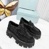 Metallisk monolit loafer sko designer läder kvinnor loafers crystal skor plattform sneakers svart vit sliver guldtränare 27641 s s s