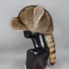 Caps New Women Natural Raccoon päls kepsar ushanka hatt för vinter tjock varm örat mode baseball pom pom hatt lady real tvättbjörn päls mössa