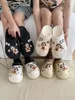 Chinelos bonito dos desenhos animados cão mulher chinelo buraco jardim sapatos 2024 verão ao ar livre eva anti deslizamento esponja bolo diy grossa sola sandálias femininas