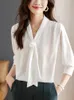 Camicette da donna Camicetta bianca tinta unita Top da donna 2024 Primavera Office Lady Scollo a V Camicia di design morbida Stringata Camicie classiche Comoda eleganza