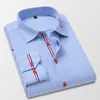 Camicia casual a righe Oxford a maniche lunghe da uomo di qualità Patch frontale Regularfit Colletto button down Camicie da lavoro spesse 240105