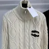 고품질 스웨터 고급 브랜드 코트 우아한 디자인 감각 패션 코트와 꼬인 자수 스탠딩 목 니트 스웨터