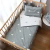 3 datorer Baby Crib Bedbling Set Cotton Bed Linens Boy Girl Cot Kit Inkludera Pillowcase Sheet Däcke Täck Barn Rumdekoration 240104