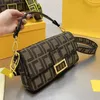 2024 bolsa de ombro nova bolsas de corrente dupla bolsas Crescent Bacs Mini Half Moonshouder Bolsa Nano Bolsas Bolsas Mulheres Cadeia Crossbody Totes quadradas letra