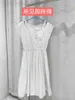 Grundlegende Freizeitkleider der Designermarke Mui, neuer hängender Riemen aus der Schulter, elastisch und eng an der Taille, schlankmachend, süßes, weißes Kleid für Mädchen im Alter J65B