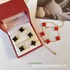 Van de lujo Diseñador Pulsera Hoja Trébol Pulseras con dijes Versión alta Pulsera de trébol de cuatro hojas de doble cara Red Red Cadena de oro de 18 quilates con caja