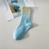 Kadın SOCKS 2 Çift Çok Renk Gradyan Moda Trendi Kızlar Orta Hortum Ins Bahar ve Sonbahar Japon Spor Sokağı Pamuk