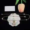 Modedesigner smycken charm armband blomma hängen halsband lyxiga kvinnliga armband eleganta g guldhalsband med boxfestgåvor sp1 cxd240186