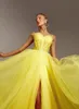 エレガントな明るい黄色のイブニングドレススパゲッティストラップ恋人プリーツAラインシルトチュールフォーマルパーティーガウン女性のためのプロムドレス