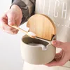 Ceramiczny słoik przyprawy kuchennej z drewnianą pokrywką i łyżką pieprzową pieprz do przechowywania butelki