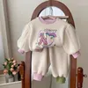 Set di abbigliamento 2024 bambini invernale Girl 2 pezzi Set di vestiti set di pile in pitone Pullover stampato con cartone animato Spesso di velluto vestito per bambini