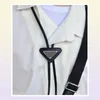 Modedesigner bindet Mädchen mit Dreieck Muster Buchstabe Krawatte Leder 7982253