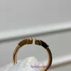 Topp original TifannisM Women's Ring Online Shop V Gold Half Diamond White Shell Dubbel bokstav T Form enkel öppen ring inlagd med högt kol har originallåda