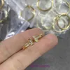 Il miglior negozio online originale Tifannissm Anello da donna V in oro con doppia T e tre diamanti Anello di fascia alta incastonato a mano Celebrità di Internet Avere la scatola originale