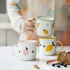 Tazze tazze con coperchio in silicone creativo simbolo di frutta carina casa semplice latte per colazione piccola tazza di ceramica bere smalto 350ml